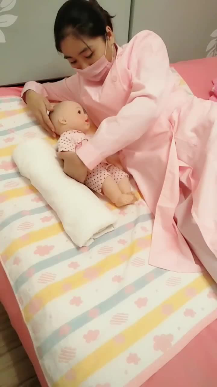 宝宝吃奶图躺着图片