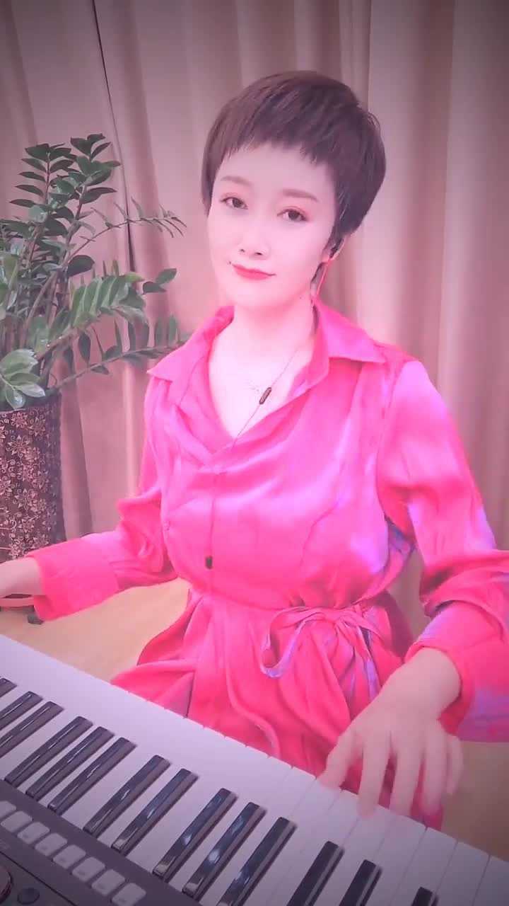 美女弹奏电子琴,手指纤细灵活,弹出来的琴声简直是绝了!