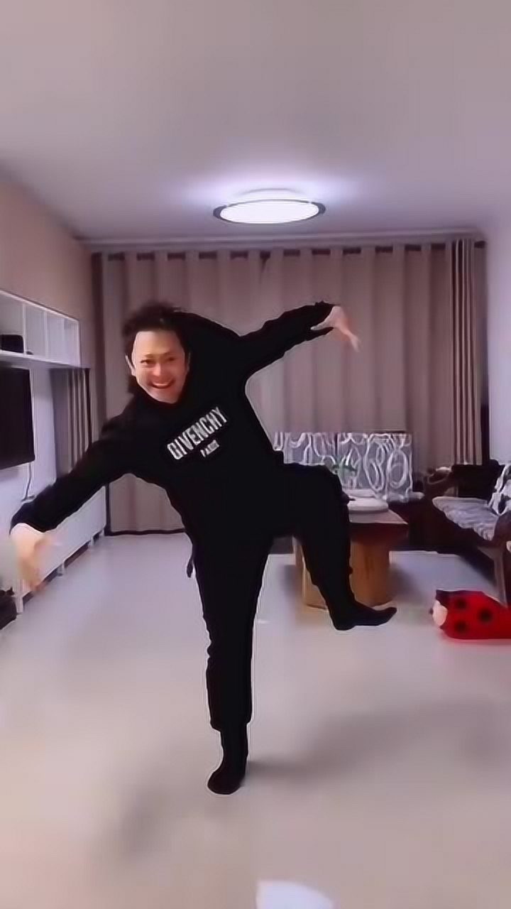 印小天疯狂舞蹈,太搞笑了