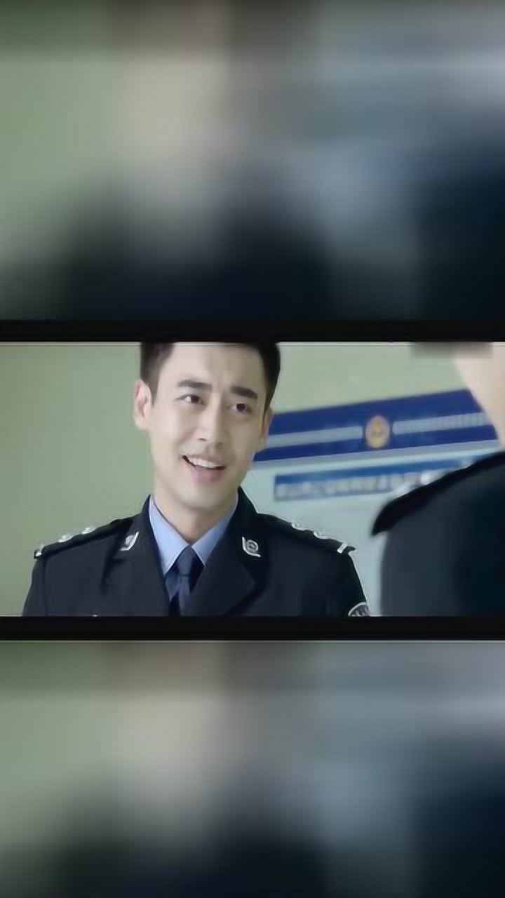 警察锅哥简凡打手机舞云认为他骚扰小妹子不料简凡道要骚扰也骚扰你