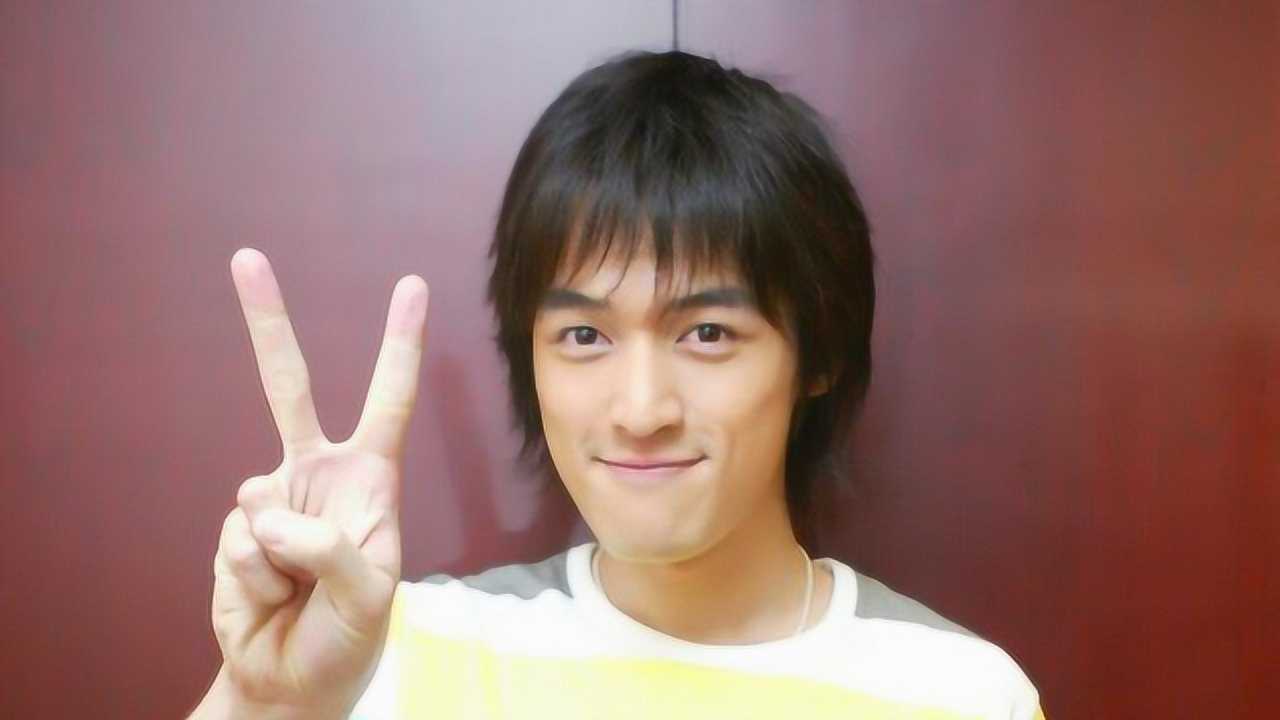 青春无极限!胡歌23岁青涩旧照曝光 面容稚气对镜比耶难掩帅气