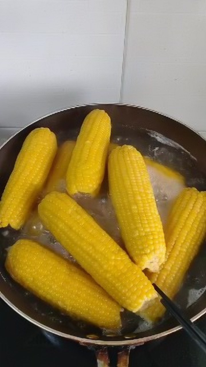 煮的玉米棒子,香糯可口