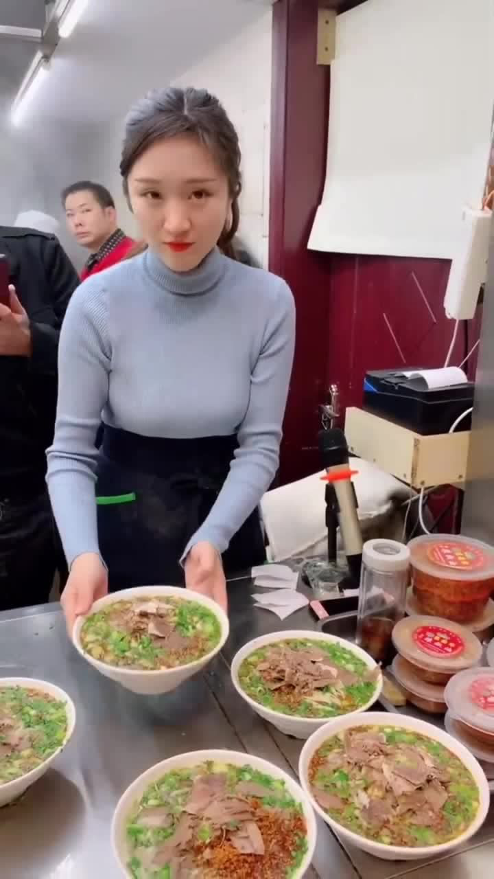 楼下面馆老板娘她浇的面分量多很足难怪生意这么好
