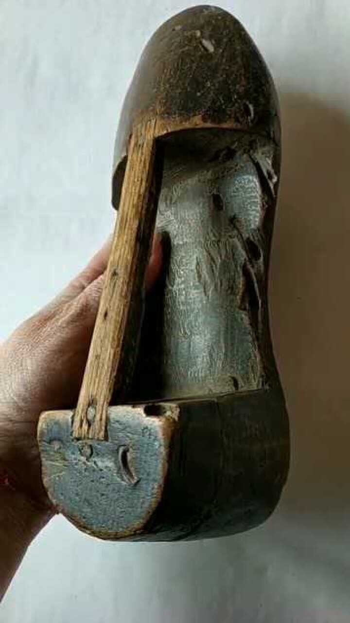 这是老一辈人补袜子用的,叫补袜板