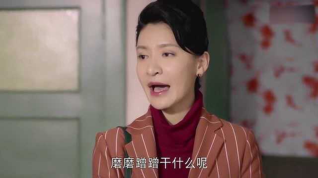 女儿回到家向建明哭诉,说妈妈没给自己买裙子,建明说他有办法