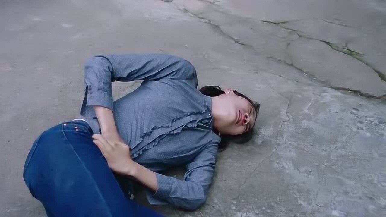 美女挺着大肚子还去惹事,谁料被推倒在地,孩子保不住了