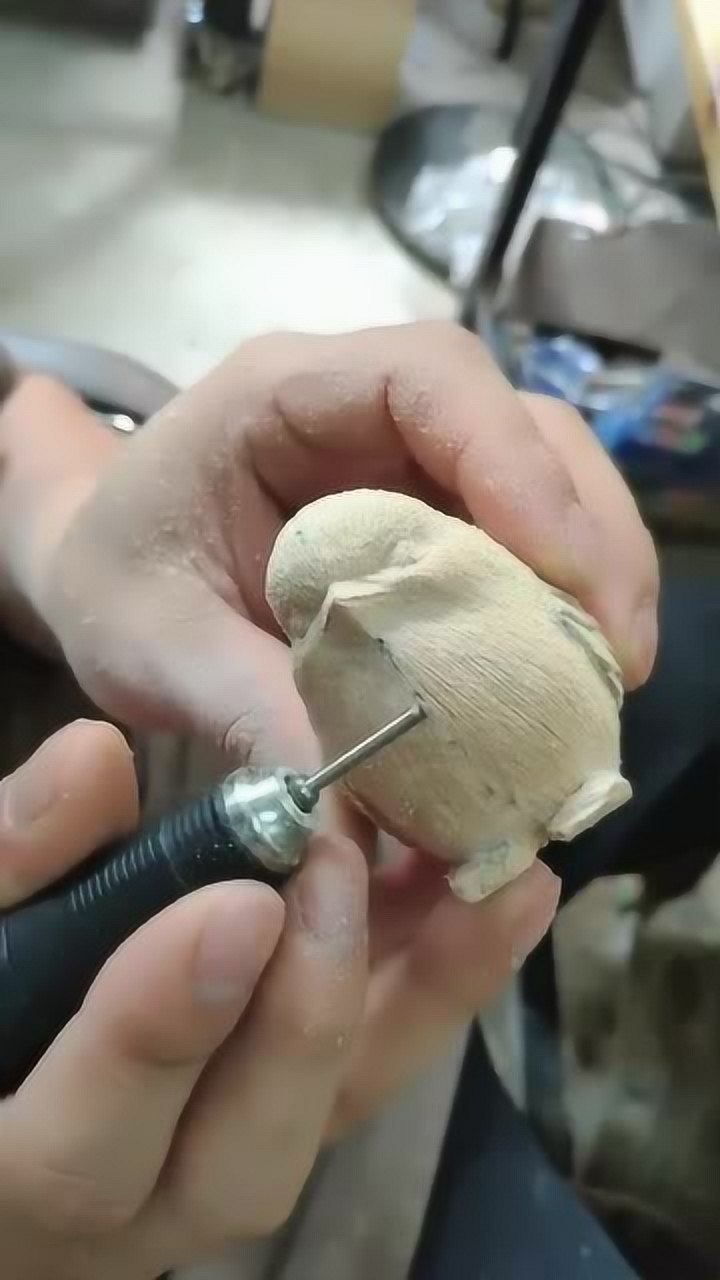指尖上的动物世界木雕制作过程,一只小小鸟