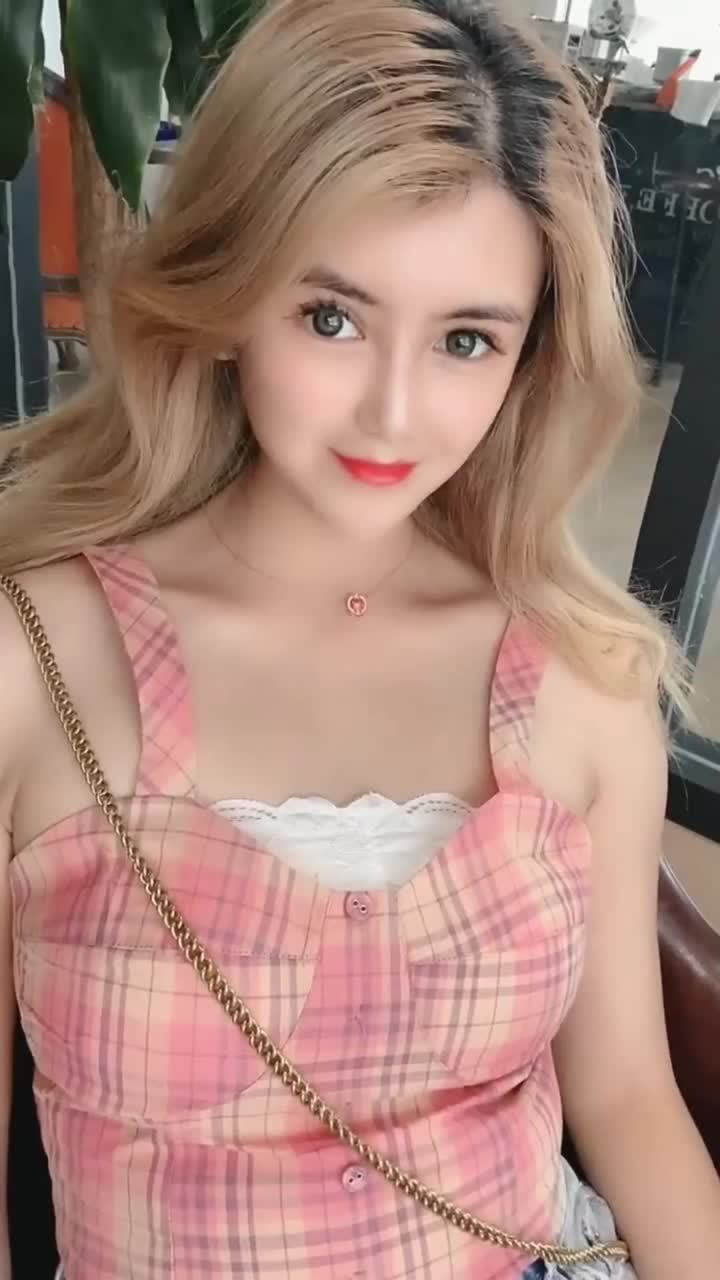 长相甜美的中俄混血美女,没想这么调皮,一看就是我娶不到的女人