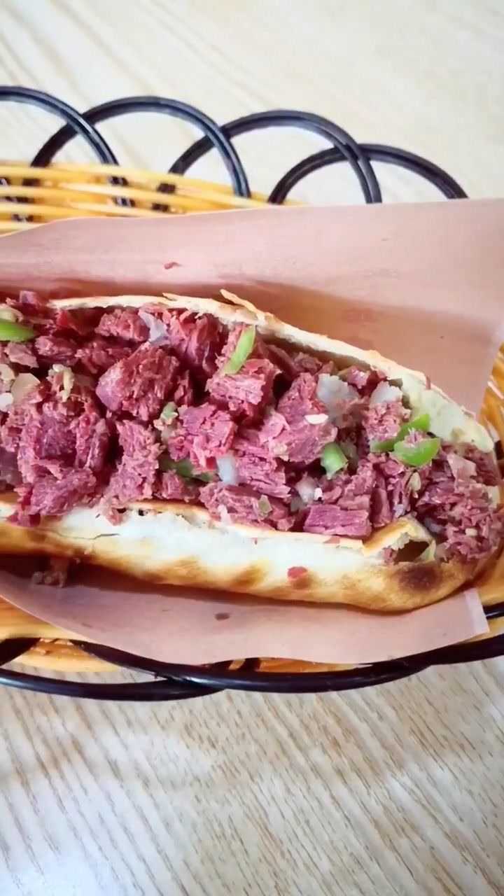 今天打卡驴肉火烧这是不是驴肉火烧最帅的吃法