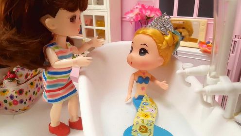 小芭比和小姨旅行回家在浴缸再次见到好朋友美人鱼，很惊喜很开心