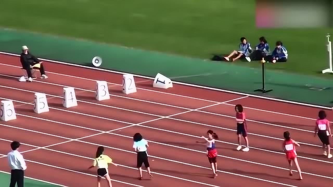 小学生短跑比赛,第一名跑的太快了,后面得差距好大.