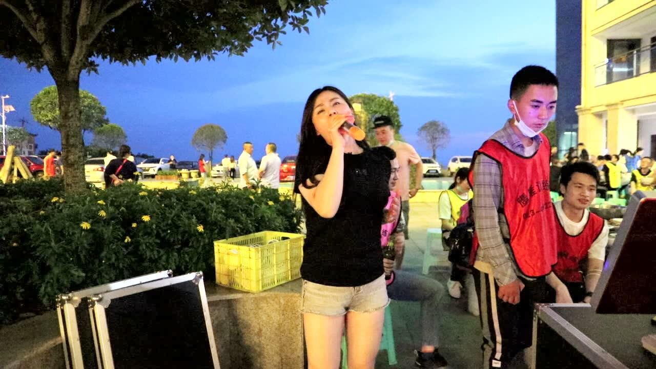 重庆晨琅商贸有限公司2020年五一团建活动之烧烤唱歌