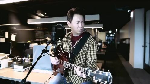51岁的陶喆抱着吉他自弹自唱《寂寞的季节》