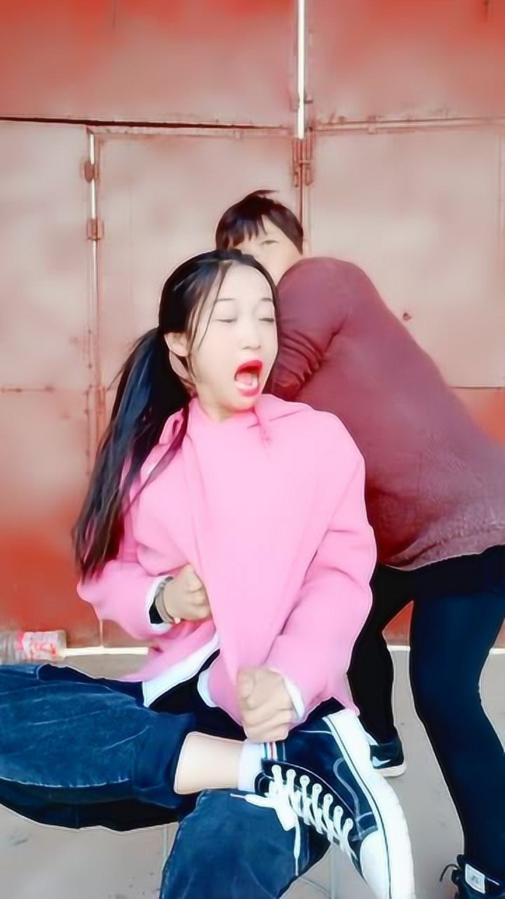 老妈给我挠背好舒服啊