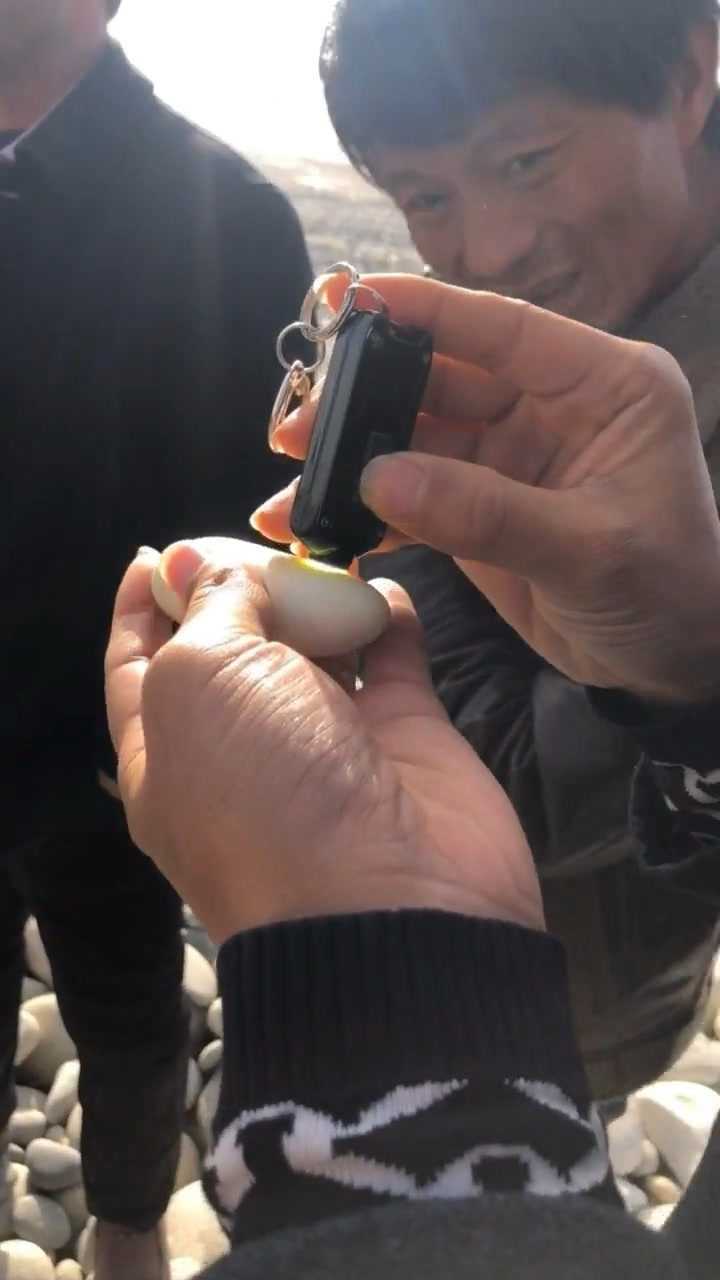 汉族大哥花两百买的一块卡瓦石,打灯居然发绿光