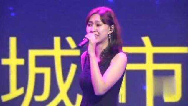 卓依婷演唱《潮湿的心》,熟悉的旋律,动人的歌声,笑容美极了!