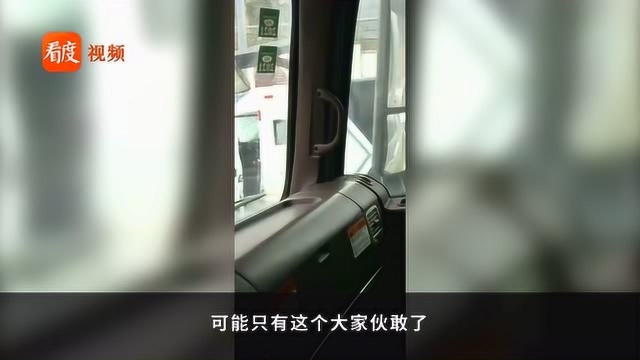 敢动运钞车?惠州一塔吊的吊臂砸坏运钞车,所幸无人员伤亡