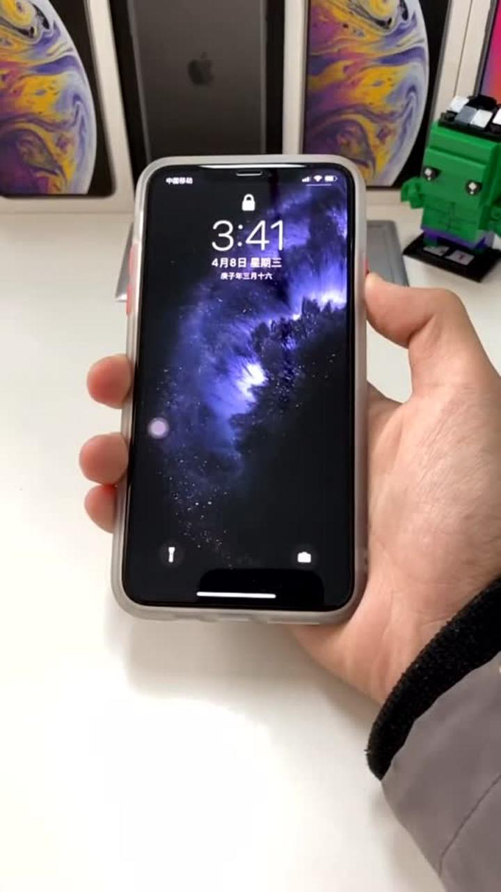 苹果手机亮屏因壁纸显示由高光到阴影逐渐点亮