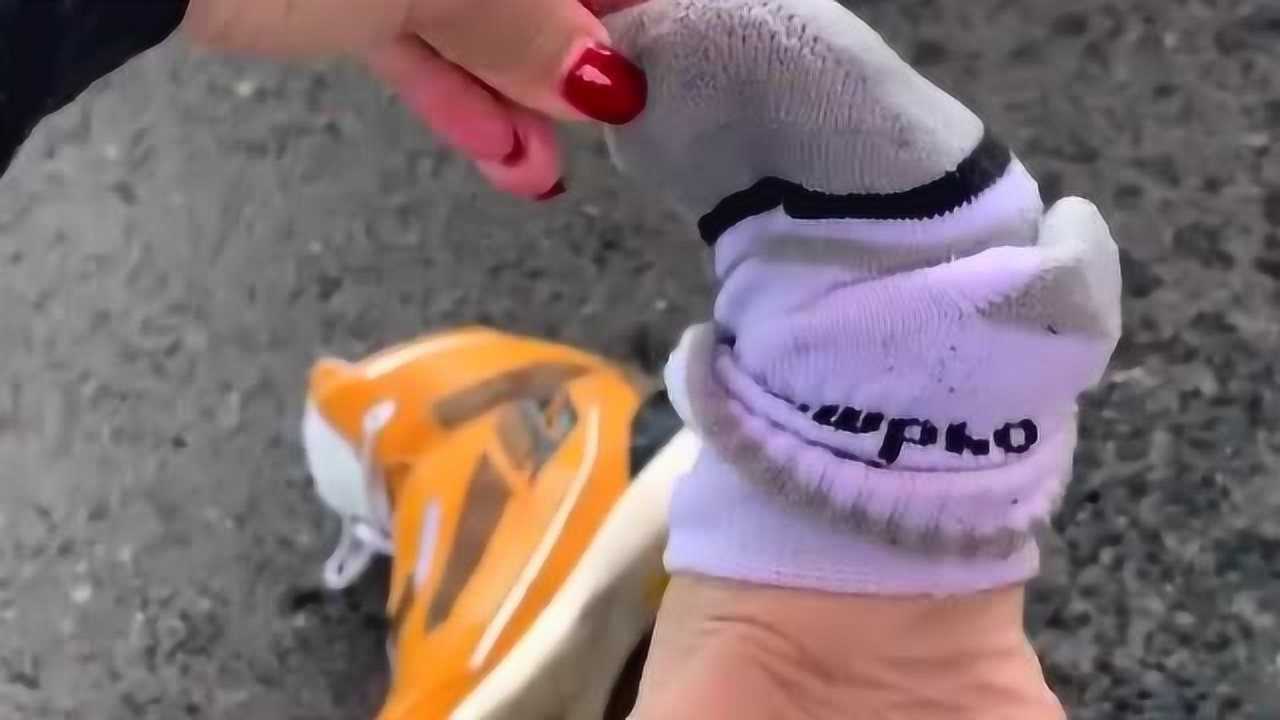 打完球之后的袜子,美女这是尿裤子了吗,怎么会这么多水?