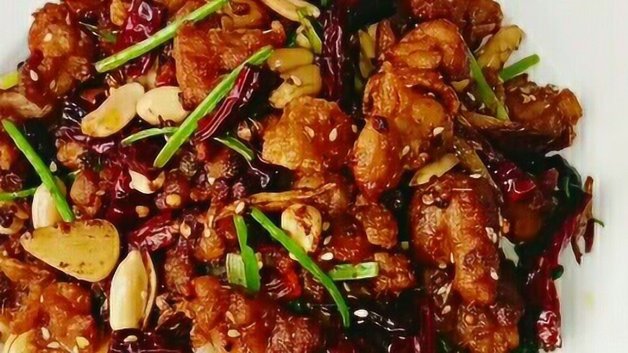 夏天配啤酒超赞的 果仁干炒鸡 麻辣酥香 做法简单 你也试试吧.