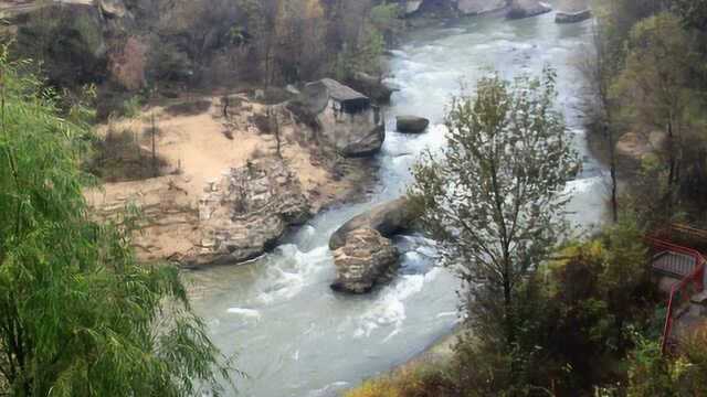 红石峡位于明长城红山脚下的榆溪河谷,因山皆为红石而得此名