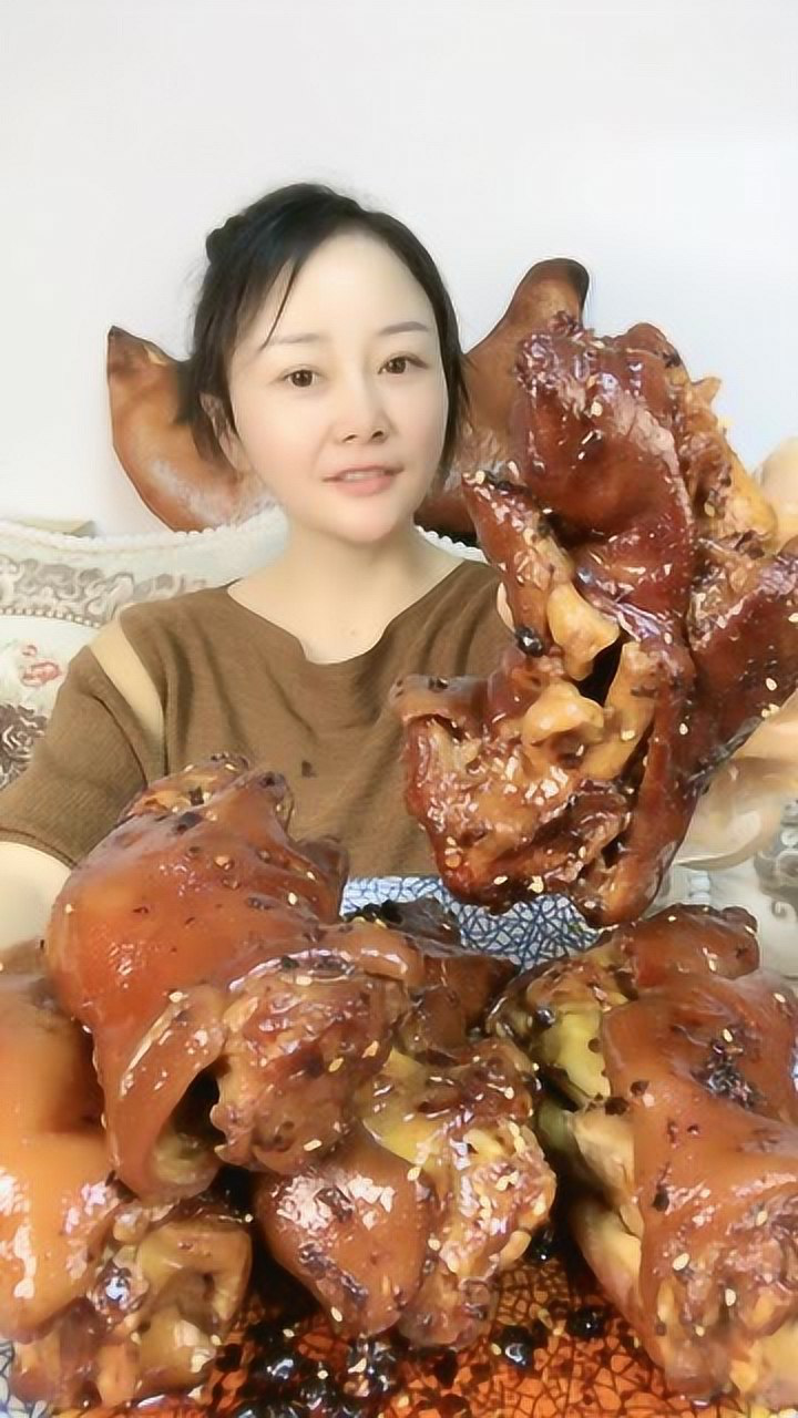 美女吃播秀:吃脱骨猪蹄