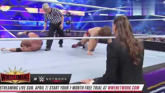 WWE:丹尼尔痛打落水狗,连续猛踹HHH,观众集体欢呼!