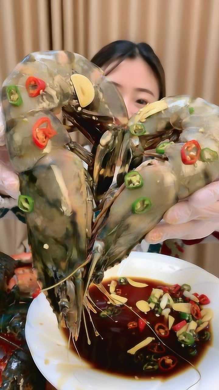 美女吃播秀:生呛大虾!