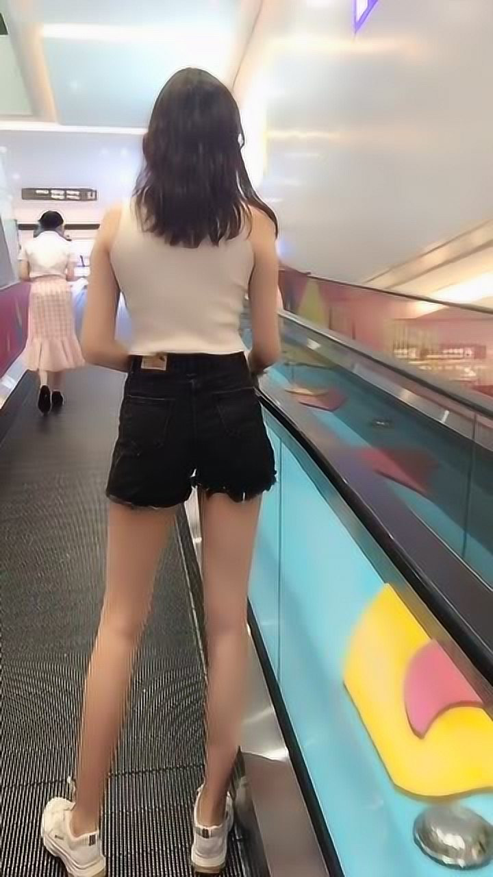 电梯偶遇一个穿牛仔短裤的背影女神回头的一瞬间美到不敢看