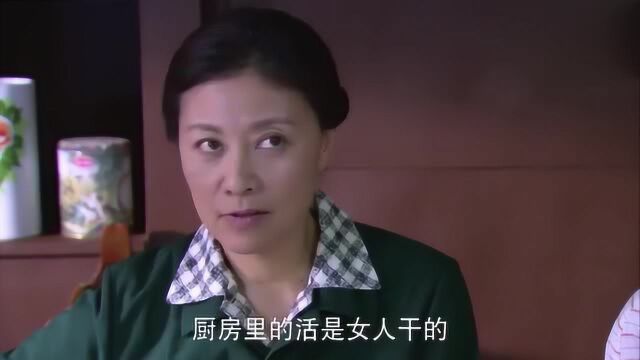 八九不离十:女婿上门刚坐下就被岳母喊起来了,让女婿进厨房干活!