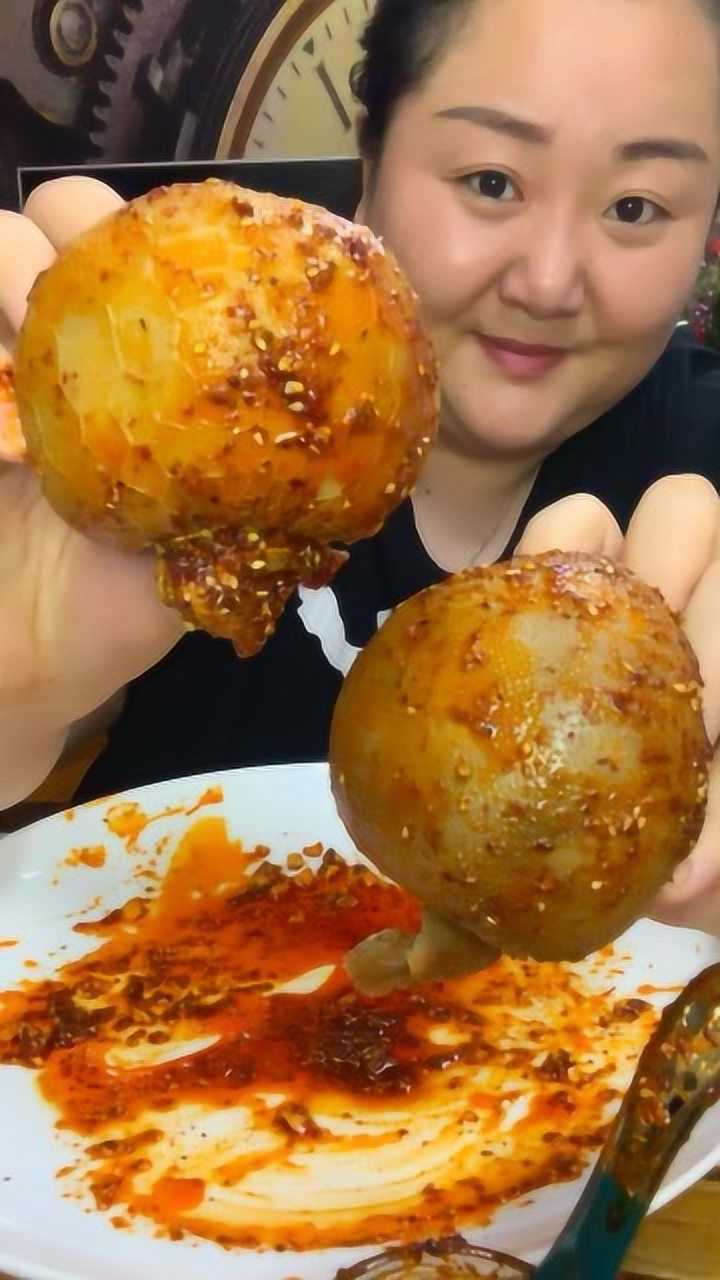 美女吃播秀:麻麻辣辣羊脑!