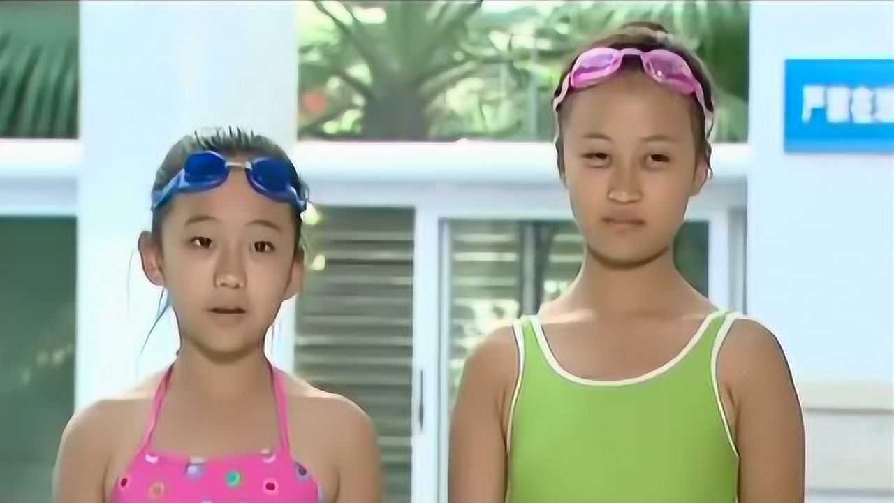 巴拉拉小魔仙吃了亏的严莉莉并不服气提出要和美琪比赛游泳
