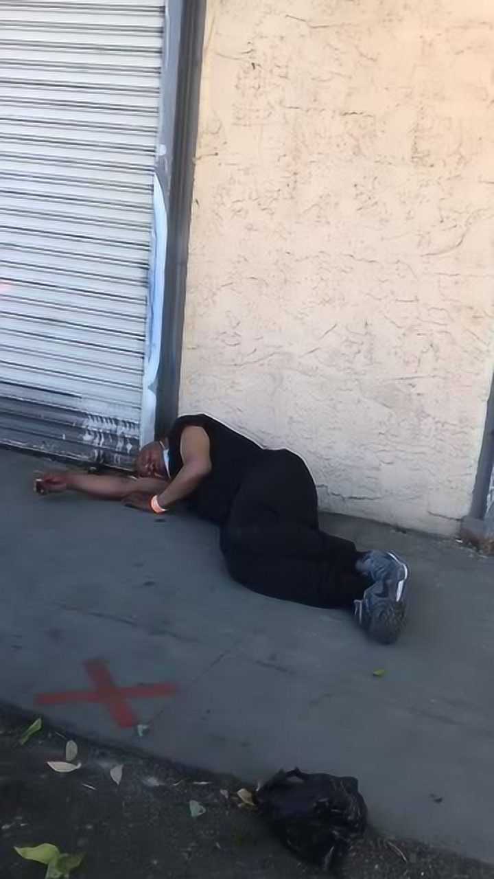 国外疫情期间疫情下无家可归的流浪汉只能睡在洛杉矶的大街上