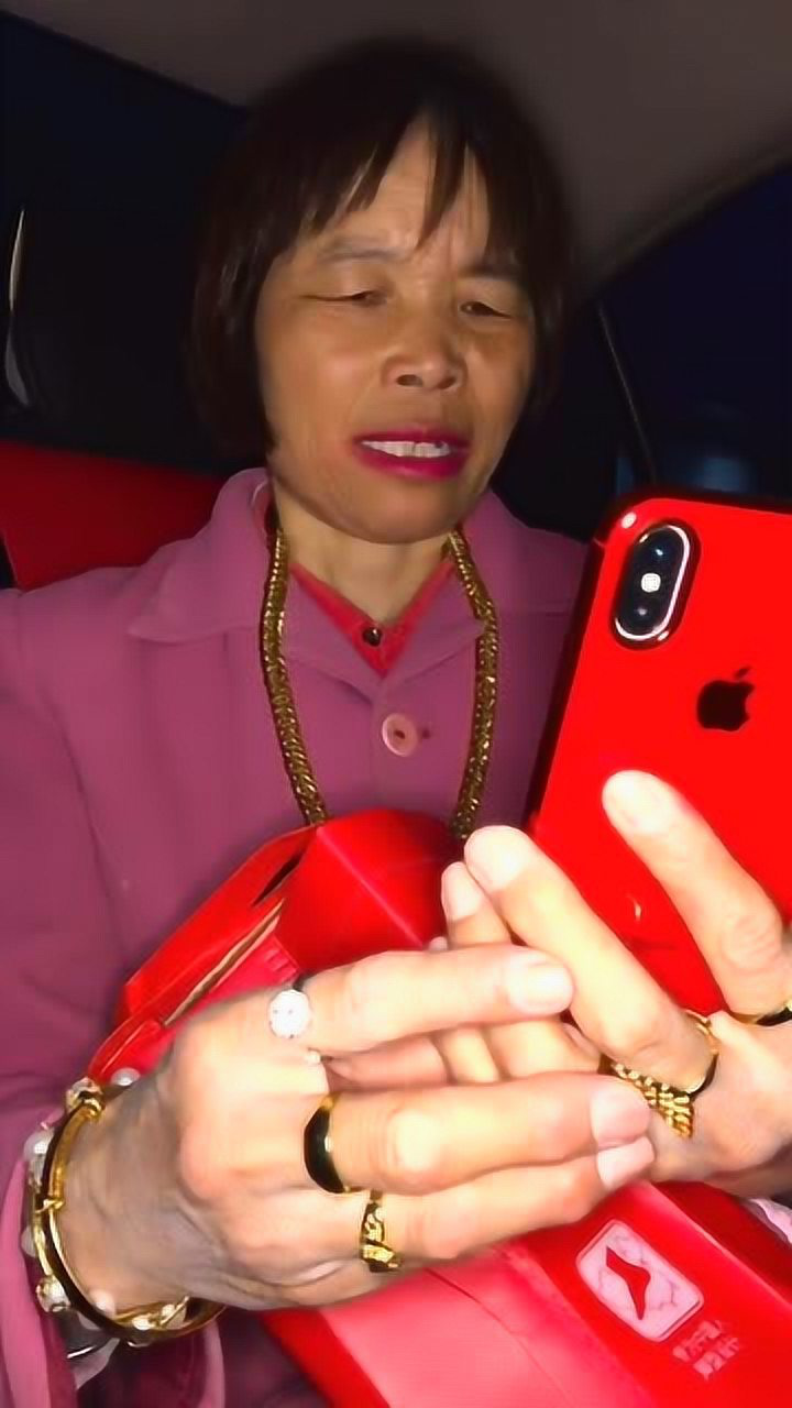 大娘你也是挺有娱乐精神,这大金链子小手表,是不是一天三顿小烧烤呀!