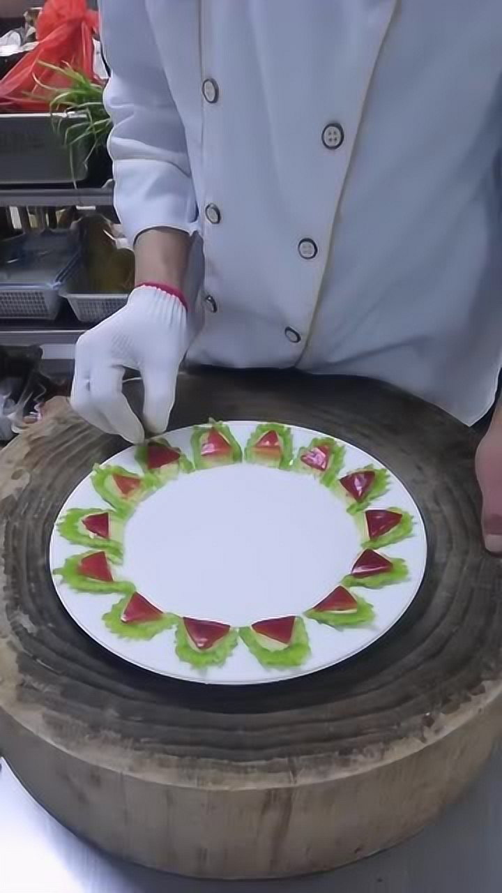 饭店大厨用苦瓜教你怎么摆盘,好看又实用,网友好漂亮