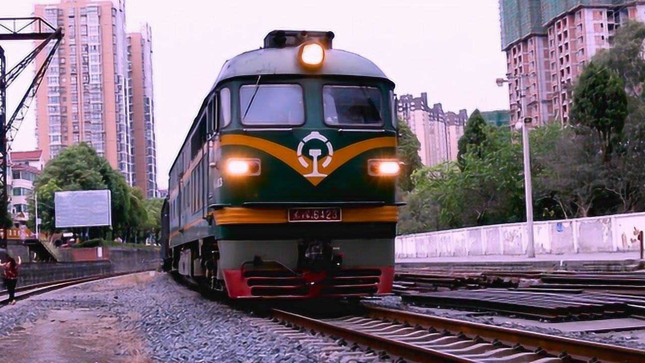 一列货运火车起步时用力过猛,火车头猛向前冲,像一头公牛