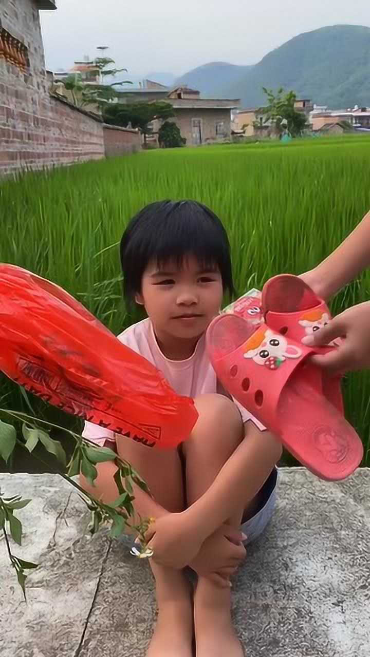 小女孩鞋子丢了,在路边哭了一天不敢回家