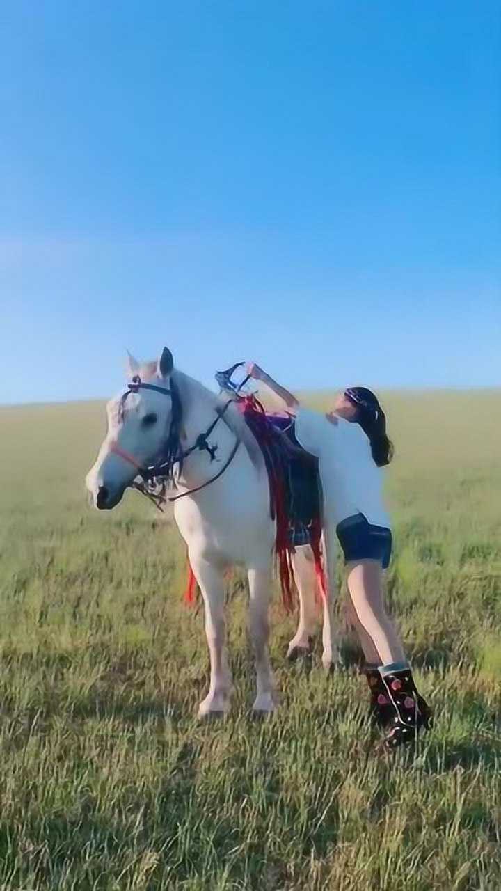 内蒙古呼伦贝尔大草原上骑马的小姐姐这姿势是我见过最标准的