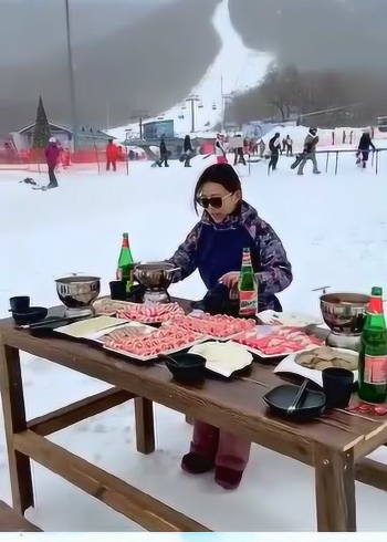 这才叫干湿分离美女的这样吃火锅的方式太过瘾了