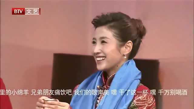 胡日查演唱《祝酒歌》向春妮敬酒,春妮一饮而尽,不愧是女中豪杰