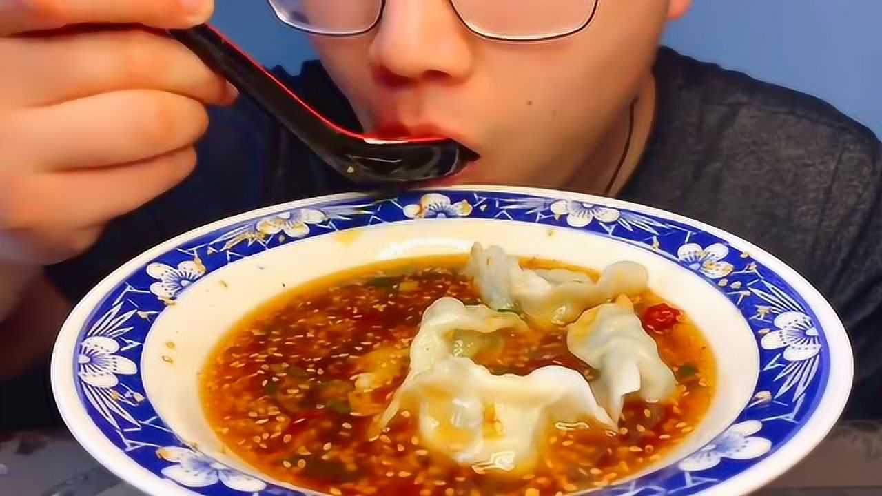 美食吃播:大胃王小哥哥吃酸湯餃子,大口吃的真香!