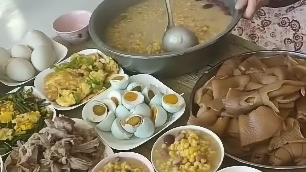 大碴子粥配咸鸭蛋,这就是东北农村经常吃的饭!吃一口简直回味无穷!
