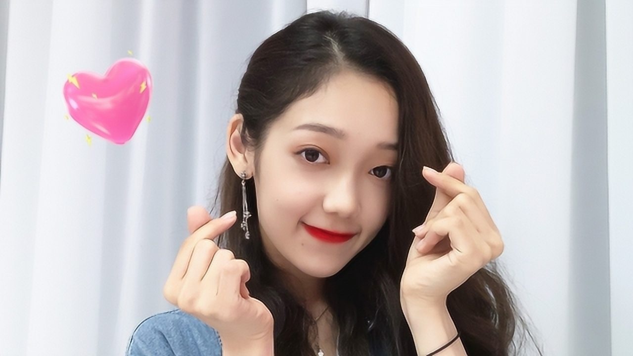 希林娜依高睡衣照被疯传纯素颜的模样意外火了确定是22岁