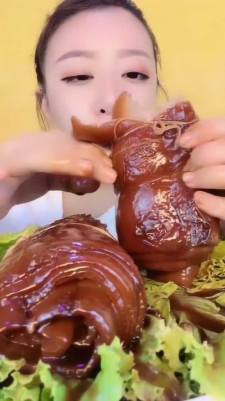 美食吃播东北小姐姐吃猪皮卷话不多说直接开吃真豪爽啊