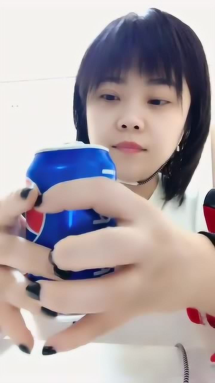 看美女直播喝可乐一口气就都喝完了网友肚子不感觉撑吗