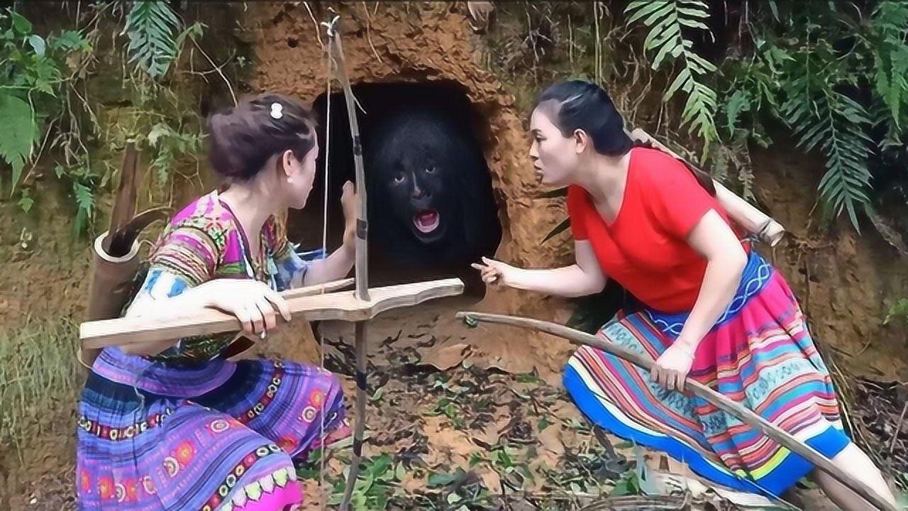 巾帼不让须眉两美女用最传统的陷阱抓野人野人刚漏头就遭殃了