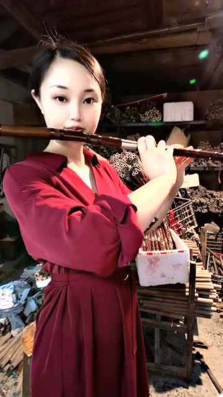 美女笛子演奏边疆的泉水清又纯