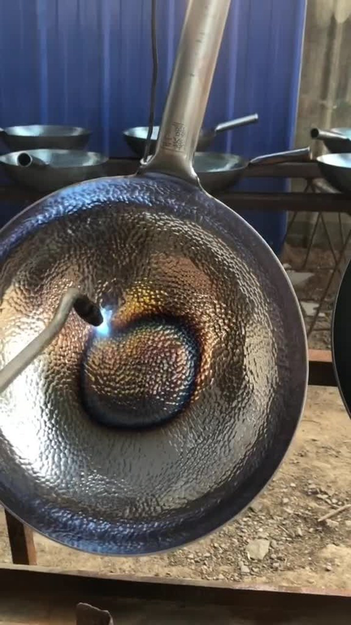 铁锅拿到手一定要先开锅,这样锅的寿命才会更长