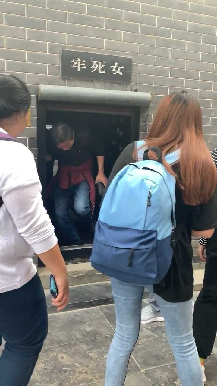 这个古代女死囚的牢房吸引了很多人一起来观赏