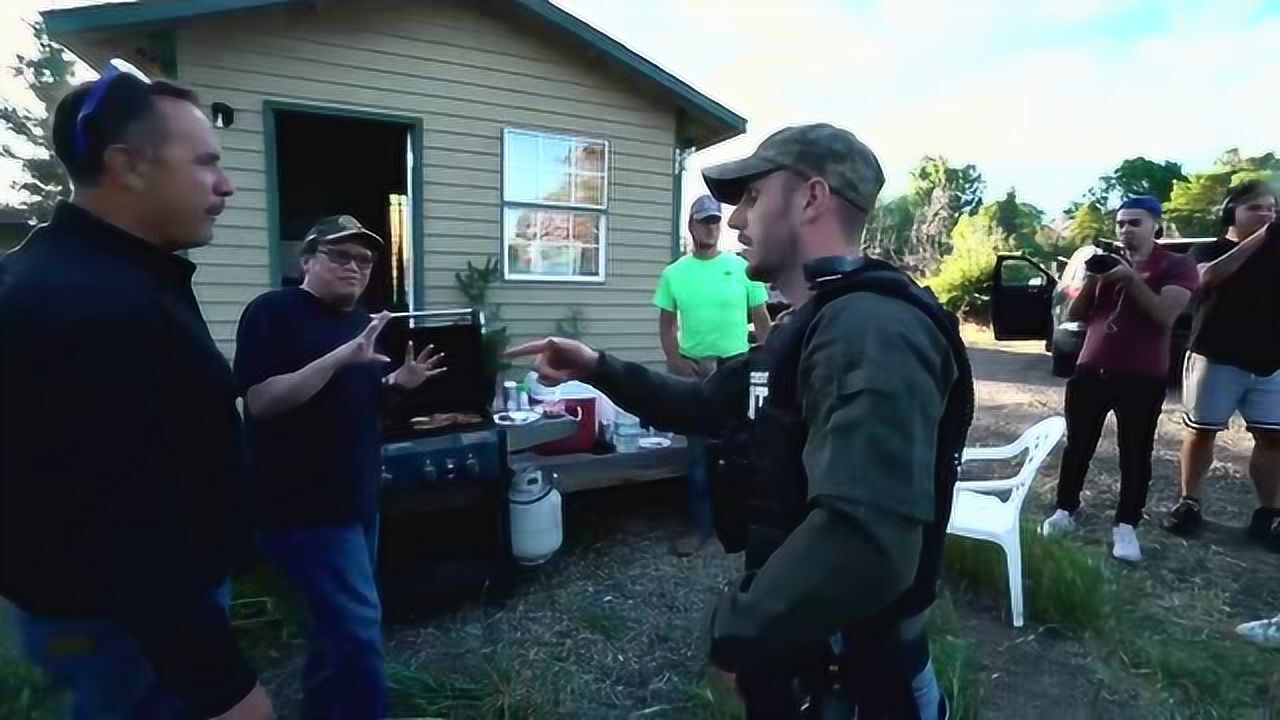 美国赏金猎人执法现场场面相当激烈这画面在电影里见过